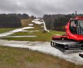 Bild: Benjamin Liss
Eine Pistenraupe steht auf einer Skipiste, die nur noch teilweise mit Schneeresten bedeckt ist.