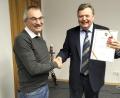 Bild: fz
Nach 23 Jahren scheidet Richard Neumann (links) aus dem Gemeinderat aus. Bürgermeister Gerhard Kellner überreicht eine Urkunde der Gemeinde.