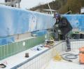 Bild: Hirsch
Die Fliesenleger sind gerade dabei, die Frostschäden in den Becken des Schwandorfer Erlebnisbades zu beseitigen. Bis Anfang Mai sollen die Arbeiten abgeschlossen sein.