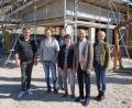 Bild: tra
Thomas Singer, Nicholas Hollweck, Roland Müller, Helga Gradl, Hans Ram und Sabine Müller (von links) machten sich ein Bild vom Um- und Anbau der Offenen Ganztagsbetreuung an der Mittelschule Ensdorf.