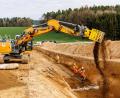 Bild: Hösamer
Ein Bagger verteilt feines Erdreich im Kabelgraben. In „offener Bauweise“ haben nahe Pfreimd die Arbeiten für den Süd-Ost-Link begonnen.