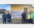 Bild: Karl Hermann
Die Mitglieder der neu gegründeten Interessengemeinschaft Kaolinstraße sind (von links) Heinrich Kraus, Sissi Schmid, Karl Hermann, Andrea Hermann, Jürgen Klementa, Steffi Klementa, Anita Legien, Bernd Borchert und Erna Märkl.