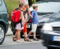 Symbolbild: Patrick Pleul/dpa
Ein hohes Fahrzeugaufkommen vor Schulen durch "Elterntaxis" stellt ein Sicherheitsrisiko dar.