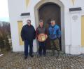 Bild: Peter Garreis
Ein Holzdeckel schützt nun das über 300 Jahre alte Wappen des Pflegers von Treswitz in der Sebastianskapelle. Richard Reger (Mitte) fertigte ihn an. Pfarrer Udo Klösel (links) sowie Kapellenpfleger Hans-Josef Völkl freuten sich darüber.