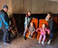 Bild: Julian Mühlmeier/exb
Benjamin und Christina Trenner mit Tochter Amelie sowie Anja Berner mit Tochter Amanda (von links) haben am vergangenen Sonntag beim ersten Abgabetermin mitgeholfen und Sessel durch den Saal des ehemaligen Luitpold-Theaters bewegt.