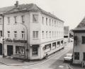 Bild: Archiv Sepp Strobl
Nach dem Sigler-Haus (1922 bis 1928), dem Weinberger-Haus (1928 bis 1948) und dem Gebäude in der Georg-Schiffer-Straße 4 (1948 bis 1954) war das Stauber-Anwesen, Hauptstraße 57, das vierte Domizil der Sparkasse in Hirschau. Am 16. Oktober 1854 wurde das Gebäude von Geistlichem Rat Friedrich Zeitler eingeweiht.