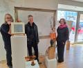Bild: bl
Wolfang Bauer, Marlene Thimet und Gerti Urban (von links) zeigen im Ausstellungsraum "Immer wenn die Sirene geht", was an künstlerischem Potenzial in Nabburg steckt.