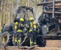 Bild: Polizeiinspektion Neunburg/exb
Der brennende Rückewagen wurde von Einsatzkräften der Feuerwehren gelöscht.