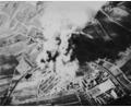 Bild: Archiv Feuerwehr Amberg
Eine Aufnahme der amerikanischen Luftwaffe unmittelbar nach dem Angriff auf Amberg. Deutlich zu erkennen ist das Heereszeugamt, von dem dicke Rauchwolken aufsteigen.