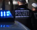 Symbolbild: Bernd Weißbrod/dpa
Das Logo der Polizei auf der Dienstkleidung von Polizisten.