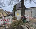 Bild: Lowak
Von außen ist noch nicht viel zu sehen, doch der Umbau des alten Stalls zum Dorfgemeinschaftshaus läuft bereits auf Hochtouren. Links neben dem Gebäude entsteht eine Rampe für den barrierefreien Zugang.