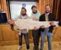 Bild: ld
Diese drei Besucher ließen es sich nicht nehmen, die Künstlerin für ein Foto auf Händen zu tragen.
