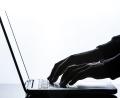 Symbolbild: Silas Stein/dpa
Ein angeblicher Microsoft-Support-Mitarbeiter hat einen 67-jährige Schwandorferin betrogen.