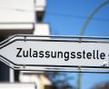Symbolbild: Soeren Stache/dpa
Wo die beiden Kfz-Zulassungsstellen im Landkreis Tirschenreuth sind, dürfte bekannt sein: Tirschenreuth und Kemnath. Schwieriger ist es derzeit, einen Termin zu ergattern.