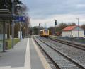 Bild: jr
Die Strecke durch den Bahnhof Pechbrunn soll elektrifiziert werden – die dafür geplante Stromtrasse stößt aber auf Kritik im Gemeinderat.