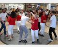 Bild: gf
So schwungvoll war der Flashmob im Bekleidungshaus Wöhrl in Amberg voriges Jahr.