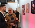 Bild: prh
Der Neustädter Maler Ernst Umann (rechts) erklärt Bürgermeister Sebastian Giering bei der Vernissage im Foyer des Rathauses sein Bild "Der Tod und der Rabe".