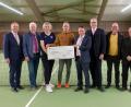 Bild: Thomas Kummer (TG Neunkirchen e. V.)
Die Sportförderung der ehemaligen Stadtsparkasse Weiden überreicht der Tennisgemeinschaft Neunkirchen einen symbolischen Scheck.