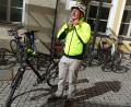 Bild: Houschka
Helm auf für die letzte Tour von Amberg nach Neumarkt: Zehn Jahre lang hat Richter Peter Hollweck seinen Dienstweg zum Landgericht weitgehend mit dem Fahrrad zurückgelegt. Jetzt geht der 66-jährige Jurist in den Ruhestand.