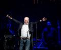 Bild: Fabian Strauch/dpa
Hans Zimmer steht auf der Bühne und spricht zum Publikum beim Auftakt der „Hans Zimmer Live - Europe Tour 2023“ in der Rudolf Weber-Arena in Oberhausen. Der Musiker wurde bereits mehrfach für den Oscar, den Golden Globe Award und für den Grammy Award nominiert. Seinen letzten Oscar erhielt Hans Zimmer Ende März 2022 für den Soundtrack zu "Dune".