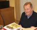 Bild: wro
Rudolf Ehstand (Bild) hat sich in Falkenberg umgesehen und Kleindenkmäler, Marterln und Haus-Heilige an den Giebeln katalogisiert und fotografiert.