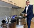 Bild: san
Rabbiner Elias Dray kaschert die Küche seiner Amberger Gemeinde für das am 12. April beginnende Pessach-Fest: Besteck und Küchenhelfer dürfen 24 Stunden lang nicht benutzt werden und kommen dann in kochend heißes Wasser.