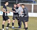 Archivbild: Hubert Ziegler
Trainer Markus Kipry gibt seinen Spielern Anweisungen. Die DJK Gebenbach befindet sich mitten im Abstiegskampf der Bayernliga Nord.