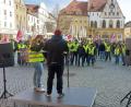 Bild: mfh
Über 100 ortsansässige Beschäftigten bei den Stationierungsstreitkräften hatten sich vor der nächsten Tarifrunde zu einem Warnstreik in Amberg eingefunden.