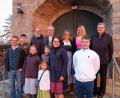 Bild:  Heidi Bayer/exb
Das Jubelpaar feierte im Kreis der Familie. Das Bild zeigt hinten von links Sohn Marco, Oswald und Anneliese Zintl, Tochter Laura und Stadtpfarrer Bernd Philipp, vorne von links Sohn Andreas, Enkel Jonas, die Enkel Katharina, Lorenz und Eva, Schwiegertochter Martina und Sohn Johannes.