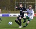 Bild: mhs
Leonid Scheffer (Mitte) vom 1. FC Schwarzenfeld setzt sich in dieser Szene gegen den Stullner Patrick Gruber (rechts) durch. Links beobachtet der Stullner Spielertrainer Andi Meyer die Szene.