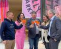 Bild: Susanne Schwab
Ein Prost auf den neuen Dilly-Dally-Designmarkt mit Shopping Day in der Amberger Altstadt (von links): Florian Haller (Drei Höfe), Tanja Schuster (Dilly Dally), der Geschäftsführer der Wirtschaftsförderung Amberg (WifAm) Karlheinz Brandelik, Miriam Dettling (WifAm) und Oberbürgermeister Michael Cerny.