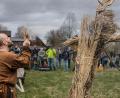 Bild: Susan Sümer/exb
Frühlingsfest im Geschichtspark: Eine Strohpuppe, die den Winter symbolisiert, wird verbrannt.