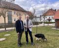 Bild: Regina Kießling /exb
Wolfgang Christoph (rechts) aus Ursensollen feierte 90. Geburtstag. Bürgermeister Albert Geitner gratulierte