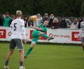 Archivbild: Dieter Jäschke
Max Wittmann (grünes Trikot, Szene aus einem früheren Spiel) und der FC Weiden-Ost sind am Wochenende beim Spitzenreiter in Etzenricht zu Gast.