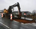 Bild: jr
Seit vergangener Woche laufen die Arbeiten an der Querungshilfe in der Staatsstraße 2169 ins Industriegebiet Birkigt. Bis Ende der Osterferien sollen die Bauarbeiten in diesem Bereich abgeschlossen sein, danach geht’s an die Restarbeiten in der Carl-Zeiss-Straße.