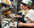 Bild: Stephan Huber
Der Weg eines Cheeseburgers in der Amberger Mc-Donald's-Filiale: Hristina verteilt auf die gerösteten Brötchen Sauce.