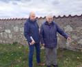 Bild: gis
Alex Schinner (rechts) zeigt Heimatforscher Josef Wiche die Stelle am Friedhof, wo der erschlagene Russe abgelegt wurde.