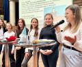 Bild: Gabi Schönberger
Die Richterin Janina Leinhäupl erzählt dem Schülerinnen im Rahmen der Verfassungsviertelstunde davon, wie wichtig es ist die Wahrheit zu sagen.