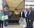 Bild: Friedrich Peterhans, Kliniken Nordoberpfalz
Angelika und Theo Steuer (links) von der Kinderkriegshilfe e.V. freuen sich über einen Lastwagen voller 
medizinischer Güter aus dem Klinikum Weiden. Diese übergaben Klinikdirektor Timo Sonntag (Dritter von rechts), Betriebsrat Karl Frister sowie der Leiter der Wirtschaftsbetriebe der KNO, Karl Wittmann (rechts).