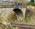 Bild: Gabi Schönberger
Eine uralte Eisenbahnbrücke steht in Neustadt der Elektrifizierung der Strecke im Weg. Wird sie neu gebaut, muss die Stadt sie kaufen. Nun geht es um Wege, das zu verhindern.