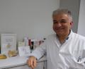Bild: gsp
In seinem Arbeitszimmer sammelt Dr. Hischam Bassiouni die Dankesschreiben von Patientinnen und Patienten, die er erfolgreich operiert hat. Am Sonntag, 13. April, feiert die Koryphäe auf seinem Fachgebiet 60. Geburtstag.