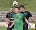 Archivbild: Hubert Ziegler
Rassiges Kopfballduell zwischen Daniel Ibler (vorne) vom ASV Haselmühl und dem Köferinger Spielertrainer Dennis Kramer (hinten). Beide Spieler haben mit ihren Teams Kellerduelle vor sich. Der ASV Haselmühl trifft auf Kohlberg, Köfering auf die SG Utzenhofen/Kastl.
