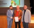 Bild: prh
Norbert Frisch (Mitte) wurde von Bürgermeister Sebastian Giering (links) und Sportreferent und BLSV-Kreisvorsitzenden Wolfgang Schwarz (rechts) mit der Goldenen Ehrennadel der Stadt Neustadt ausgezeichnet.
