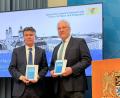 Bild: Hannes Förster/dpa
Manfred Hauser (l), Präsident des bayerischen Landesamtes für Verfassungsschutz, und Bayerns Innenminister Joachim Herrmann (CSU) stellen den Verfassungsschutzbericht in München vorn.