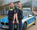 Bild: Wolfgang Steinbacher
Ihr erstes Praktikum bei einer Polizeiinspektion haben die Polizeioberwachtmeisterinnen schon hinter sich, nach Ostern steht der nächste Praxis-Einsatz bevor: Die Zwillingsschwestern Lena (links) und Marie Mätz schließen 2026 ihre Ausbildung ab.