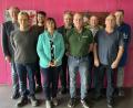 Bild: Andrea Leitl/exb
Johann Schießl, Claudia Reichenwallner, Roland Kraus und Günter Eisenhofer (vordere Reihe von links nach rechts) blicken zusammen auf eine Betriebszugehörigkeit von insgesamt 130 Jahren zurück. Verbandsdirektor Thomas Knoll (Mitte) und die Vertreter der Abteilungen gratulieren den Arbeitsjubilaren.
