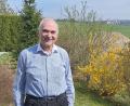 Bild: bl
Seit 25 Jahren wirkt Alois Hagl aktiv daran mit, die Stärken des Landkreises Schwandorf inklusive Landschaft (im Hintergrund Leonberg) ins rechte Licht zu rücken. Jetzt überlässt er den Vorsitz in dem dazu gegründeten Verein seinem Nachfolger bei der Sparkasse, Werner Heß.
