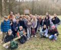 Bild: Jürgen Eder
Die Schüler des EG packten fleißig mit an: 50 EIchen koonnten gepflanzt werden.