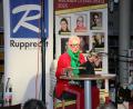 Bild: sne
Roter Blazer, grüner Schal: Doris Dörrie Erscheinung ist markant.