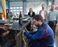 Bild: Stephan Huber
Vertriebsleiterin Dorit Zitzelsberger, Projektleiter Benjamin List und Geschäftsführer Josef Schärtl (hinten von links nach rechts) in der Protec-Werkshalle in Hirschau.